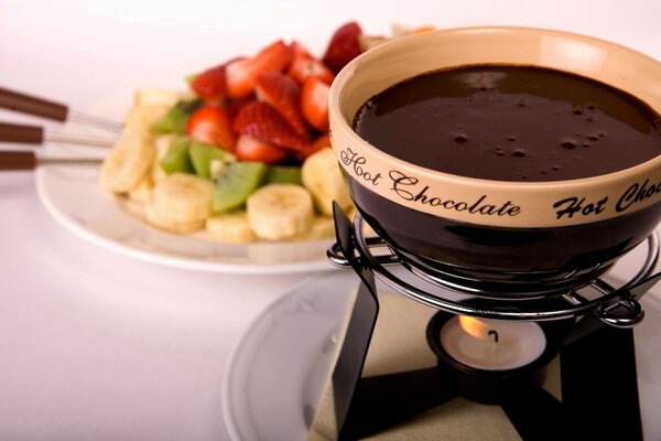 Chocolat chaud pour les fruits sur une assiette