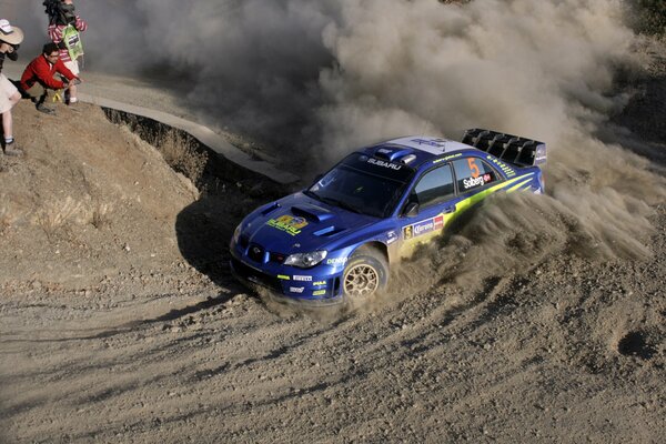 El subaru impreza azul entra en un giro en las carreras