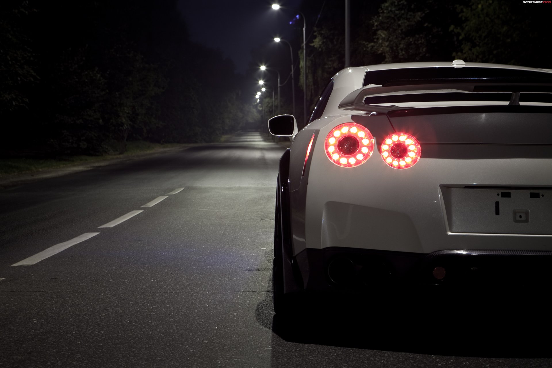 nissan gt-r night