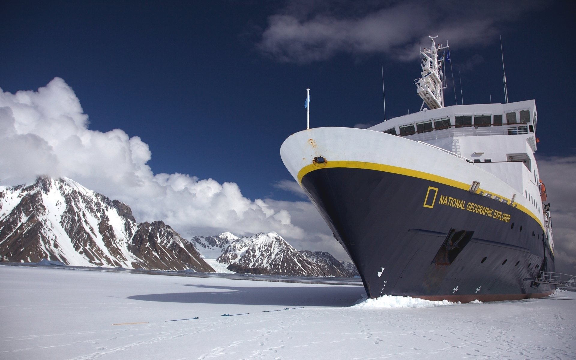 explorador de national geographic crucero de expedición barco clase 1a rompehielos tanque hombre hielo puente cielo montañas día