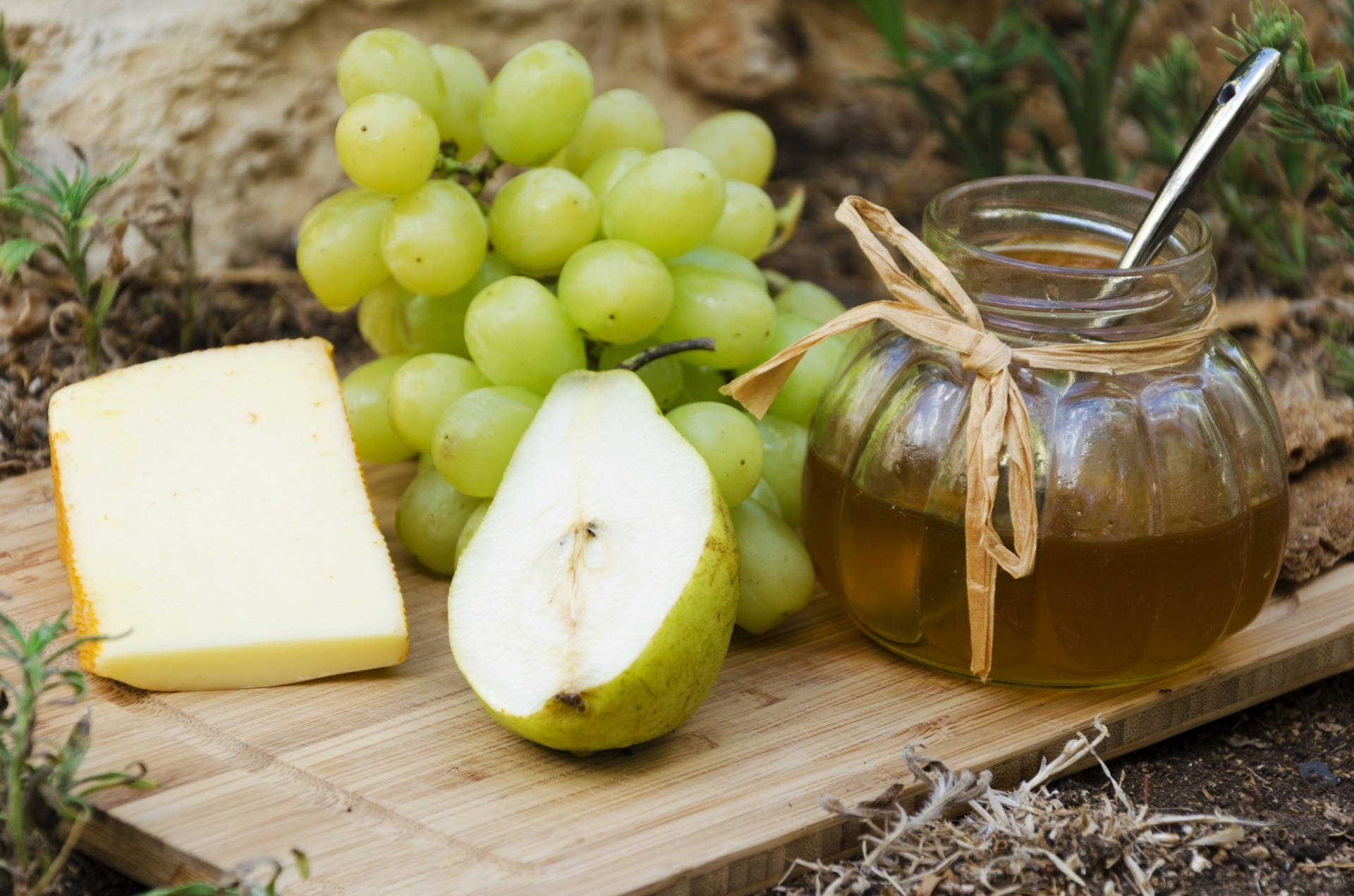 trauben bett birne käse honig