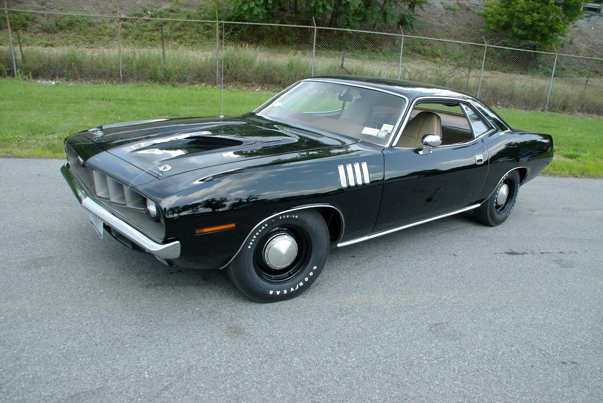 plymouth cuda 1971 czarny gdzie widok z boku trawnik ogrodzenie