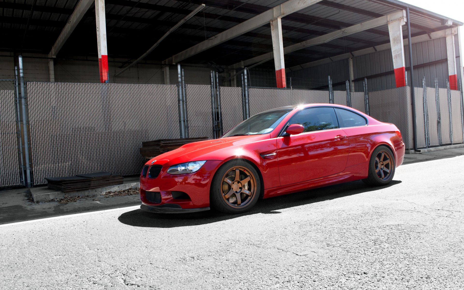 bmw m3 e92 rosso ruote lupo bmw rosso cerchi glare recinzione