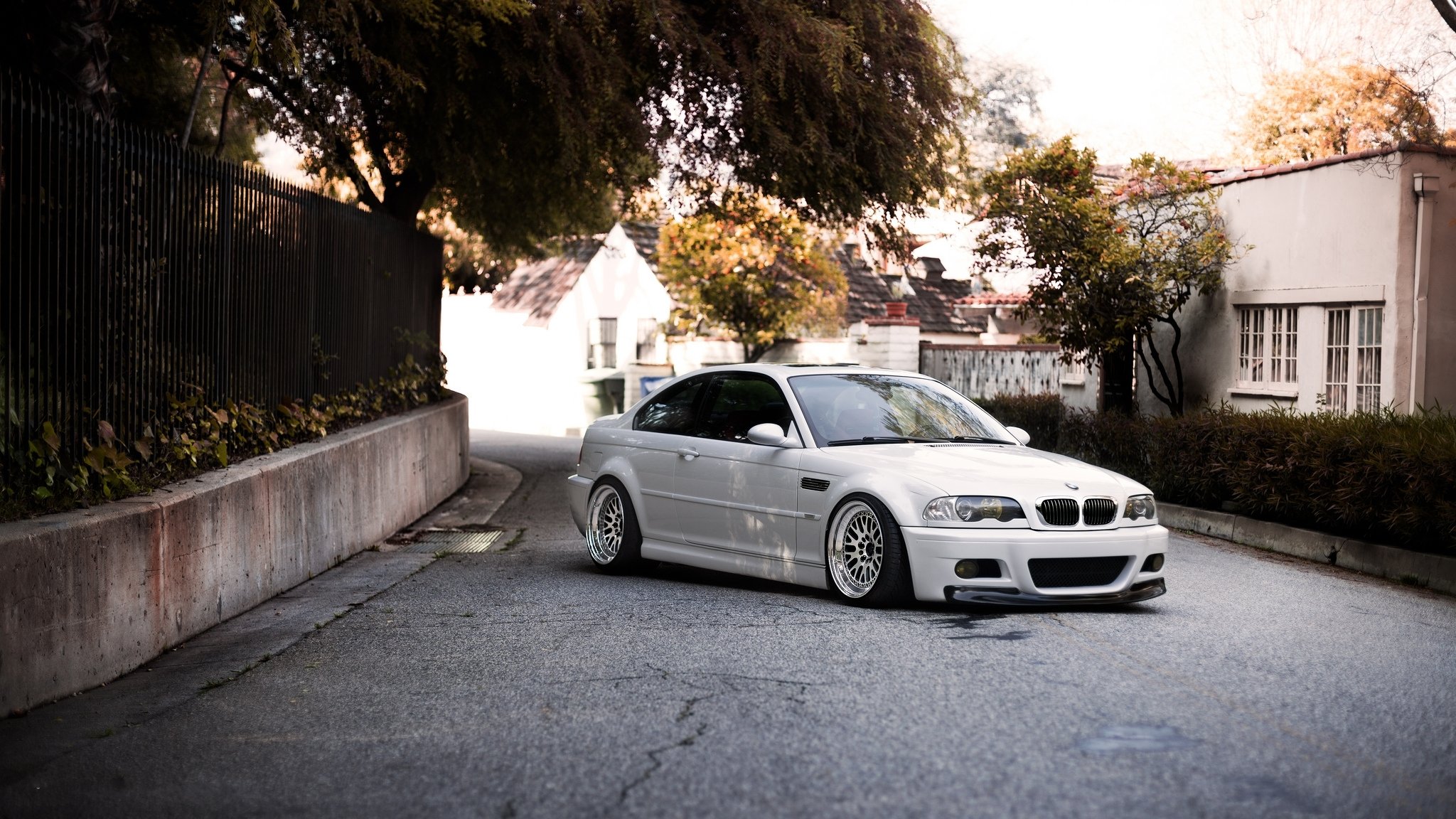 bmw m3 e46 blanc roues ciel bâtiment bmw teinté jantes tourner garde-corps arbres bâtiments