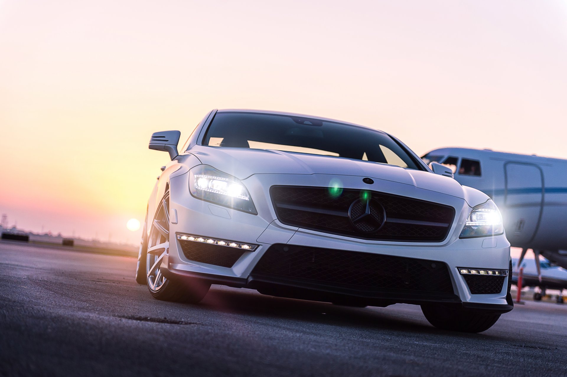 mercedes-benz renntech cls-klasse cls 63 c218 blanco frente mercedes benz aeródromo avión cielo sol resplandor