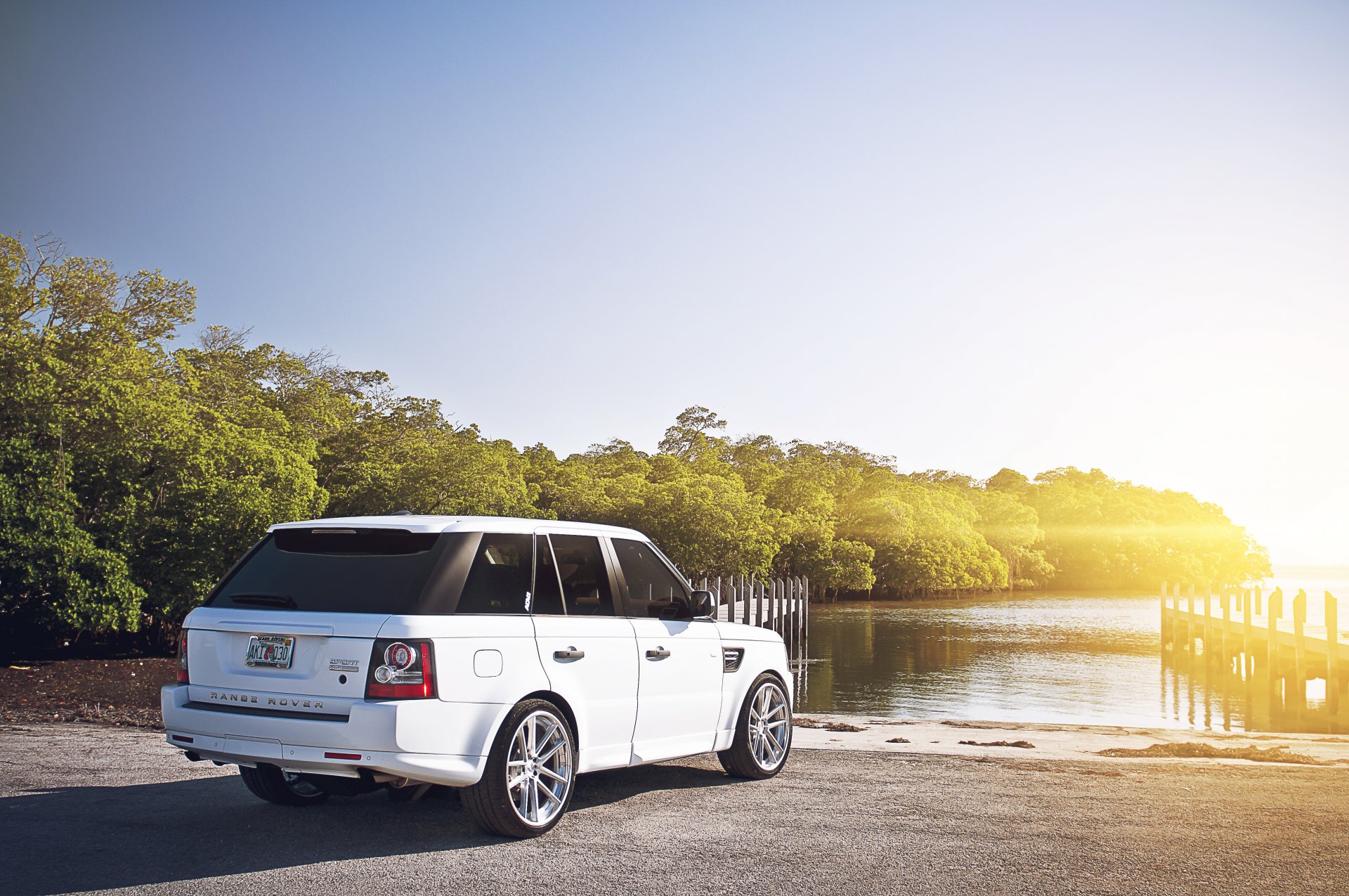 land rover range rover deporte blanco land rover range rover muelle río árboles sol resplandor