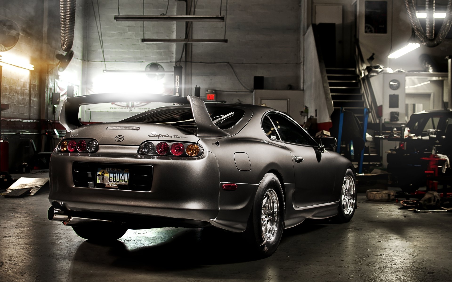 toyota ci-dessus toyota supra voiture de sport gris vue arrière tuning jantes garage