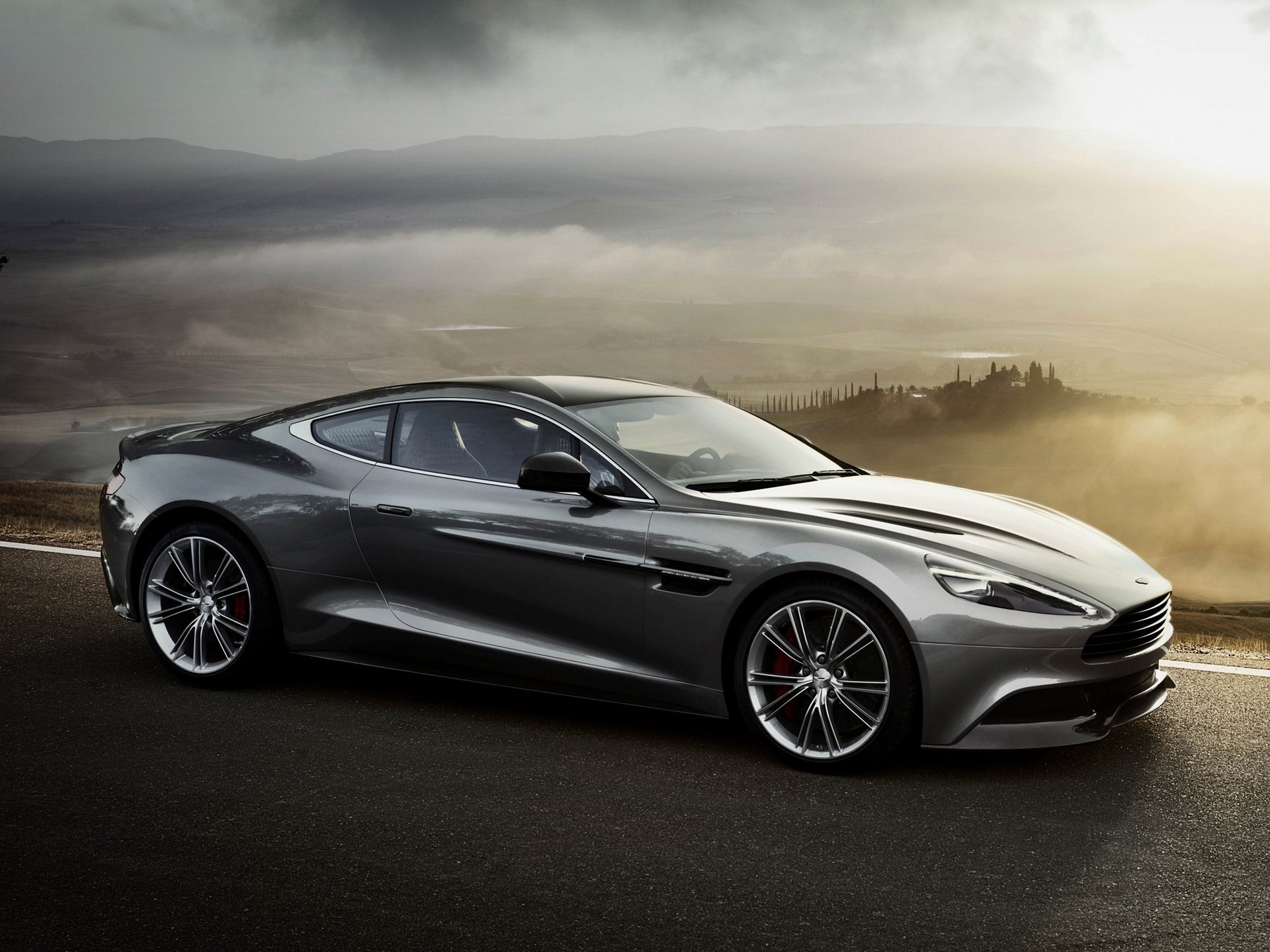 voiture papier peint aston martin vanquish 2012 pour le bureau automobile papier peint aston vanquish nouveau voiture debout montagnes brouillard joliment