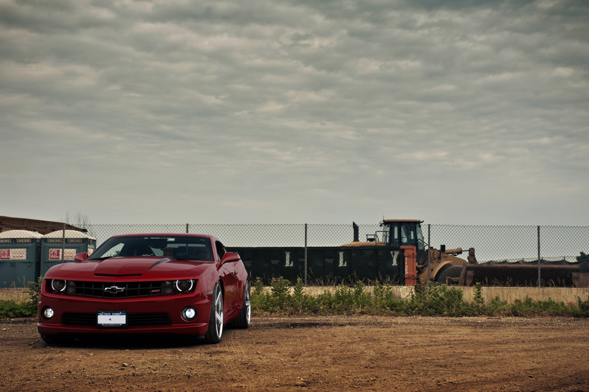 chevrolet camaro ss rot chevrolet camaro ss rot vorderansicht geländer bulldozer himmel wolken