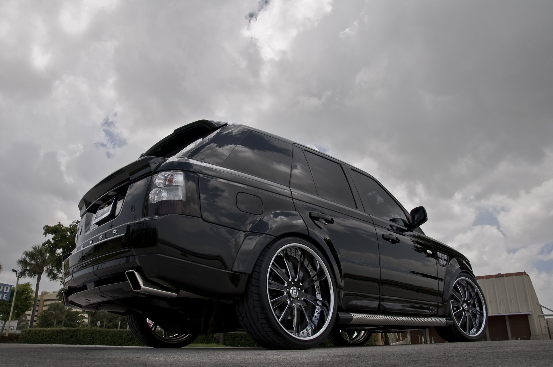 land rover range rover schwarz tuning räder land rover renge rover getönt auspuffrohre felgen himmel wolken bäume