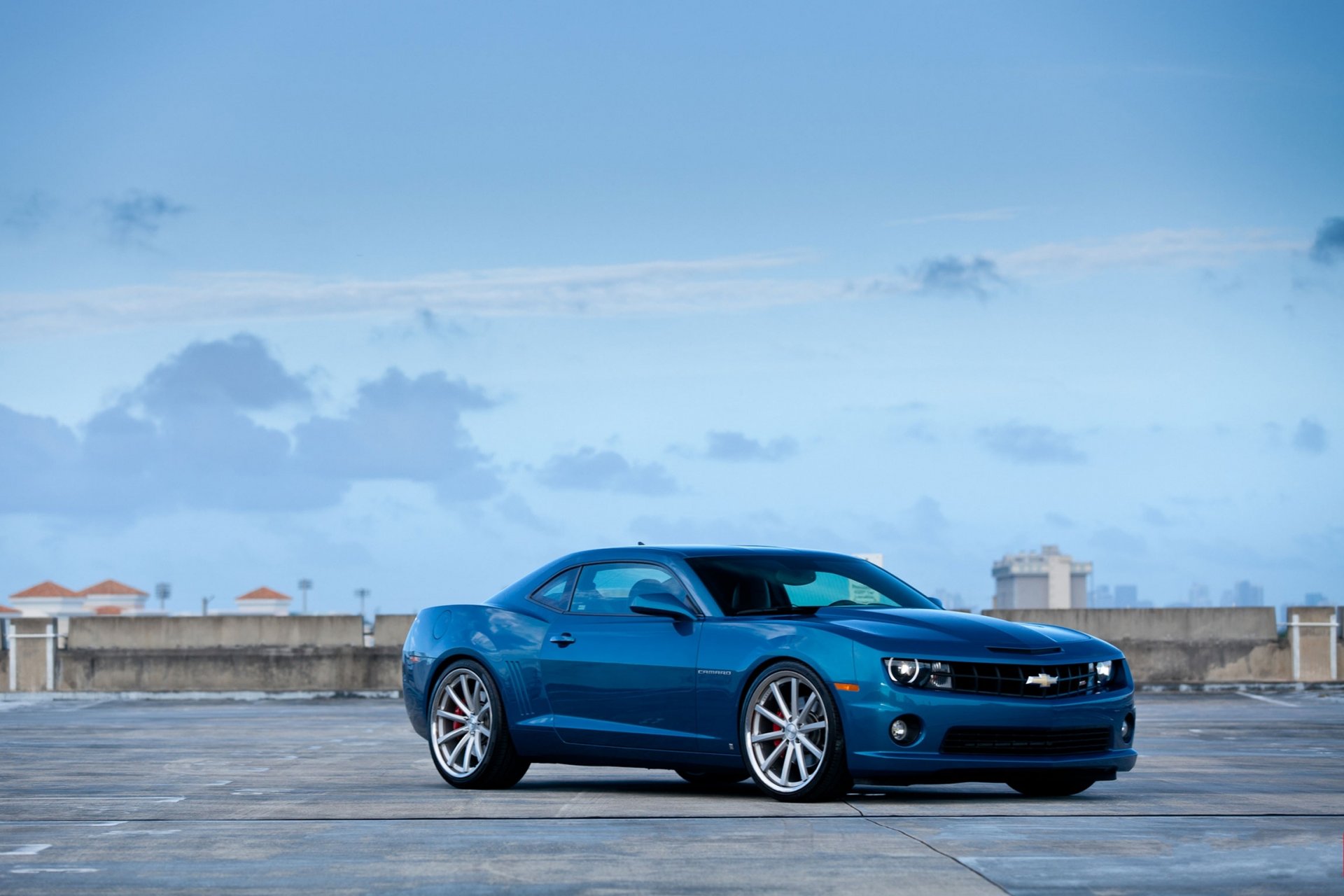 chevrolet camaro ss bleu parking chevrolet camaro ss vue de face toit