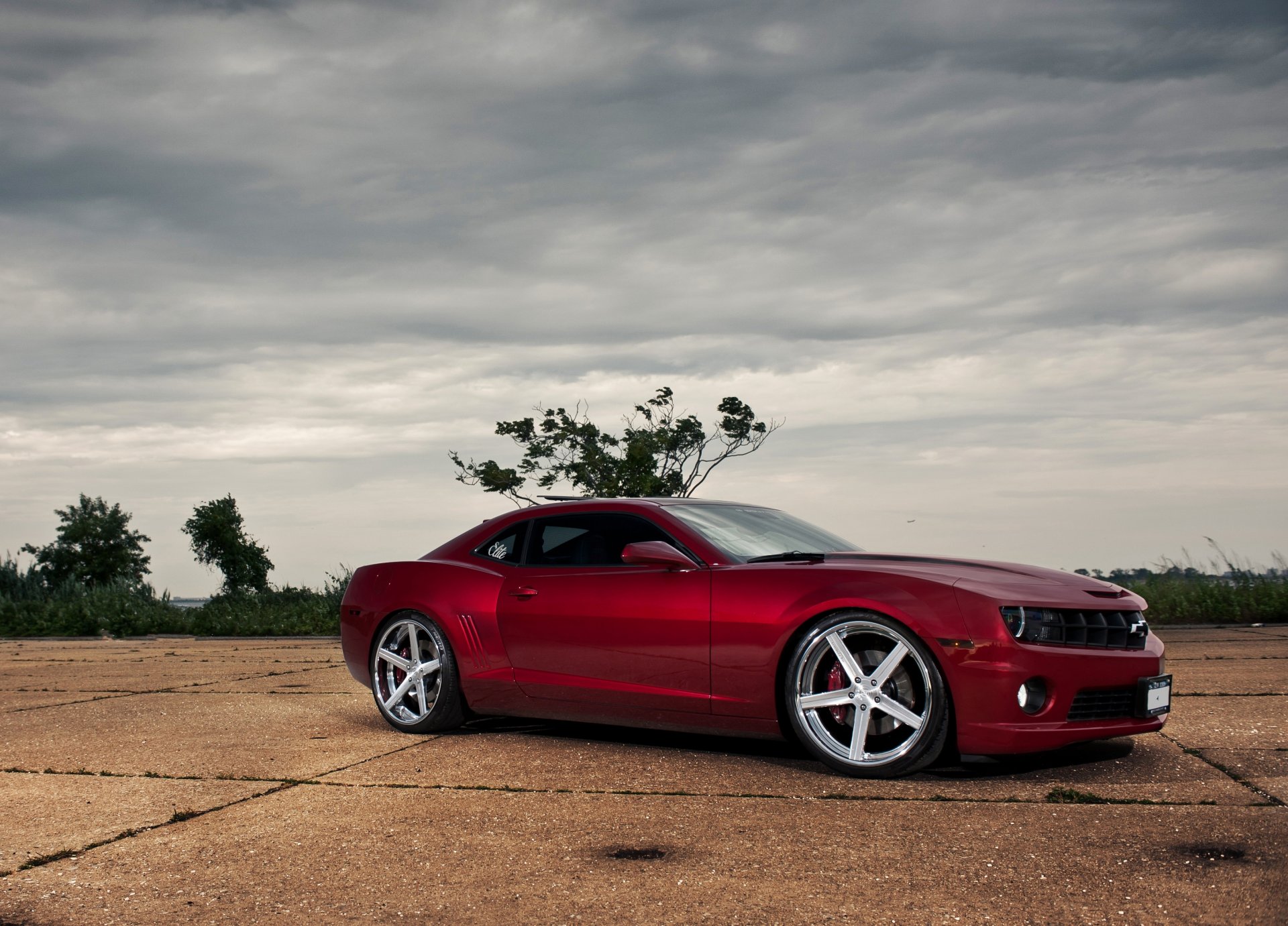 chevrolet camaro ss красные шевроле камаро сс красный вид сбоку деревья кусты