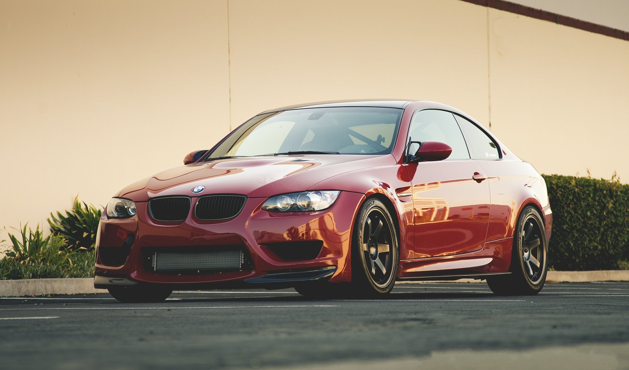 bmw m3 e92 rosso bmw rosso vista frontale colorato parete gialla