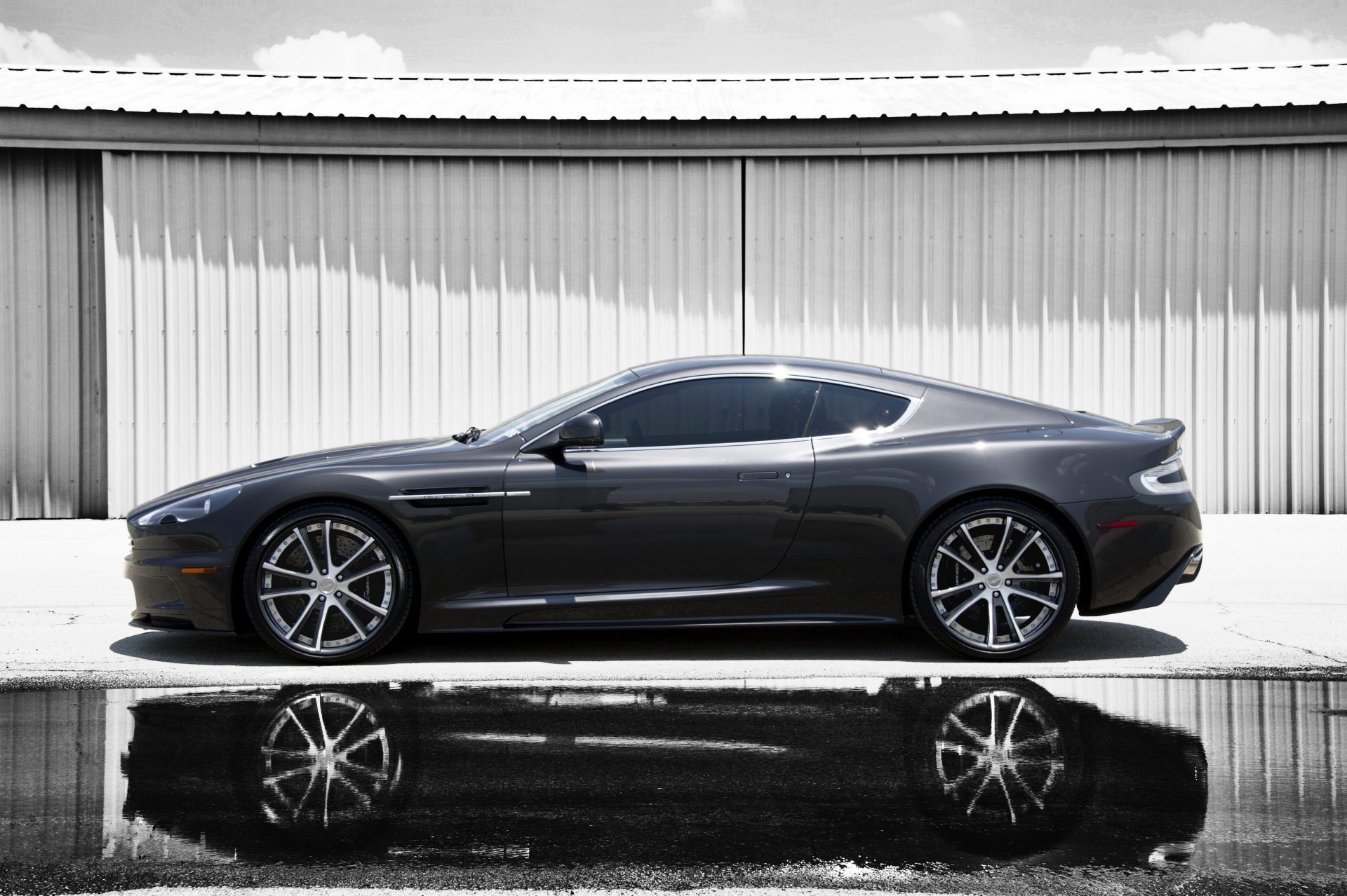 aston martin dbs szary aston martin dbs profil kałuża odbicie cień