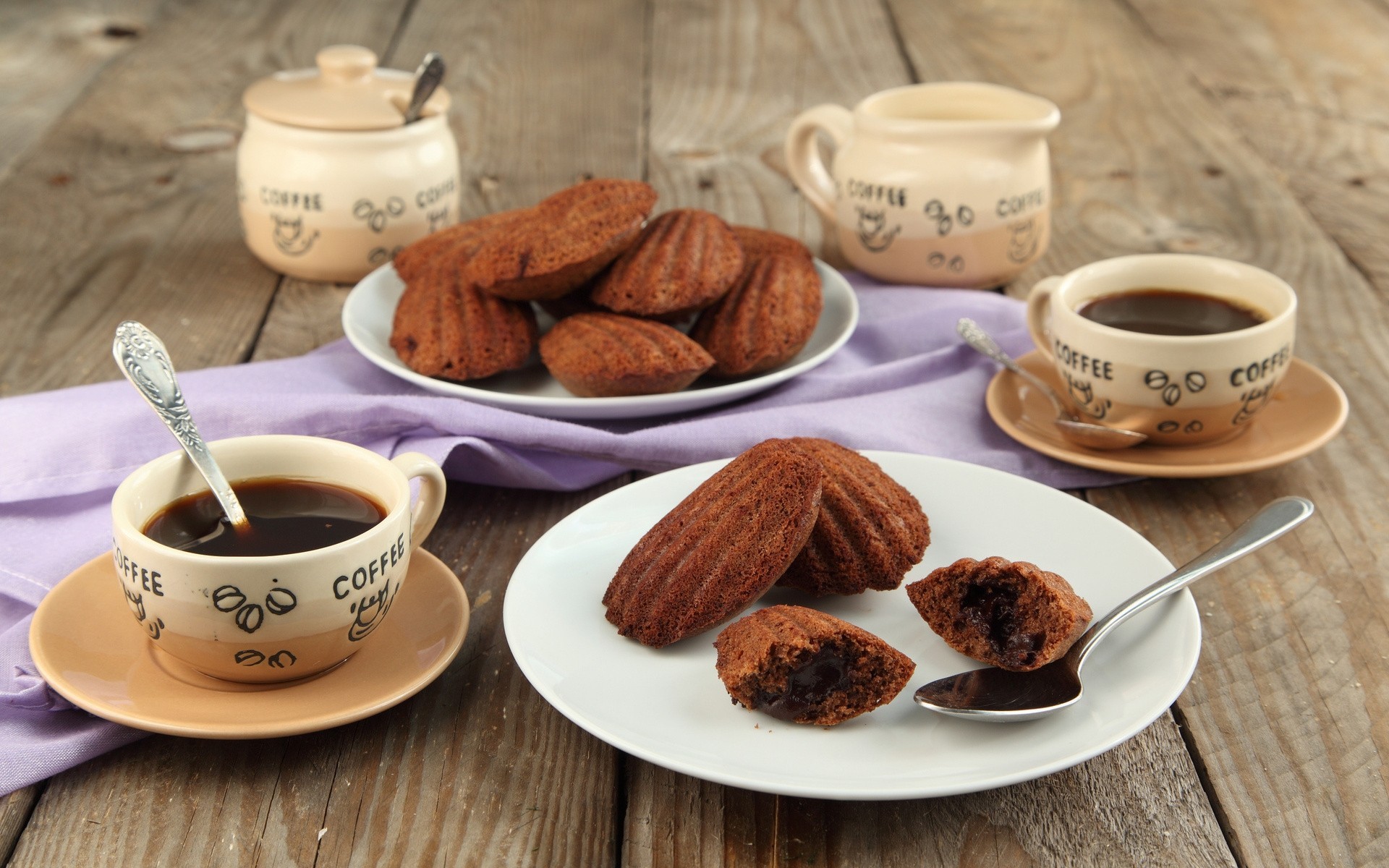 pasteles café chocolate tazas cucharas galletas madeleine