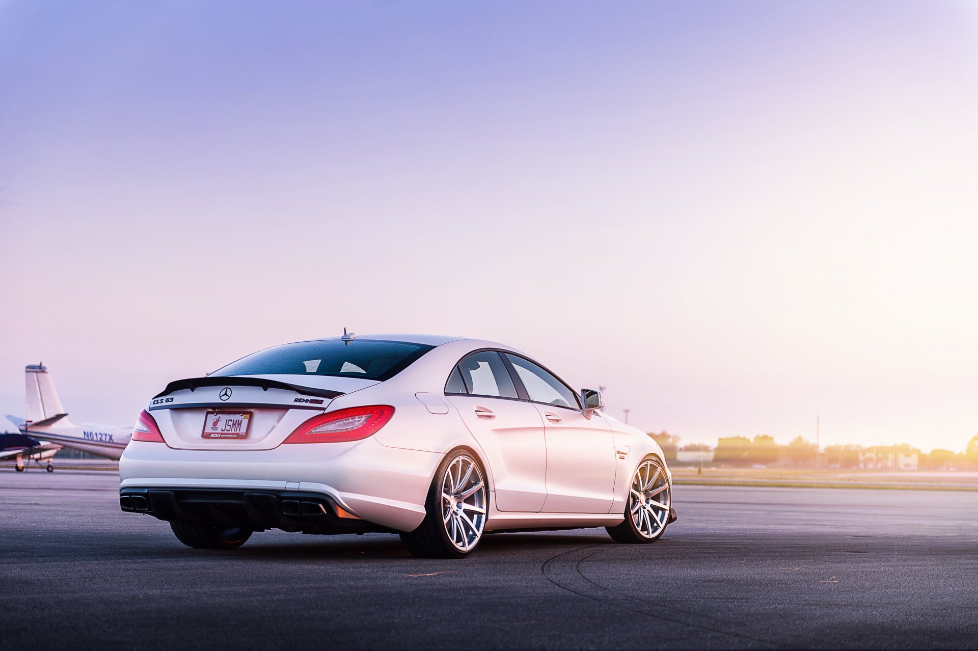 mercedes-benz renntech cls-klasse cls 63 c218 blanco trasero mercedes benz aeródromo avión cielo resplandor