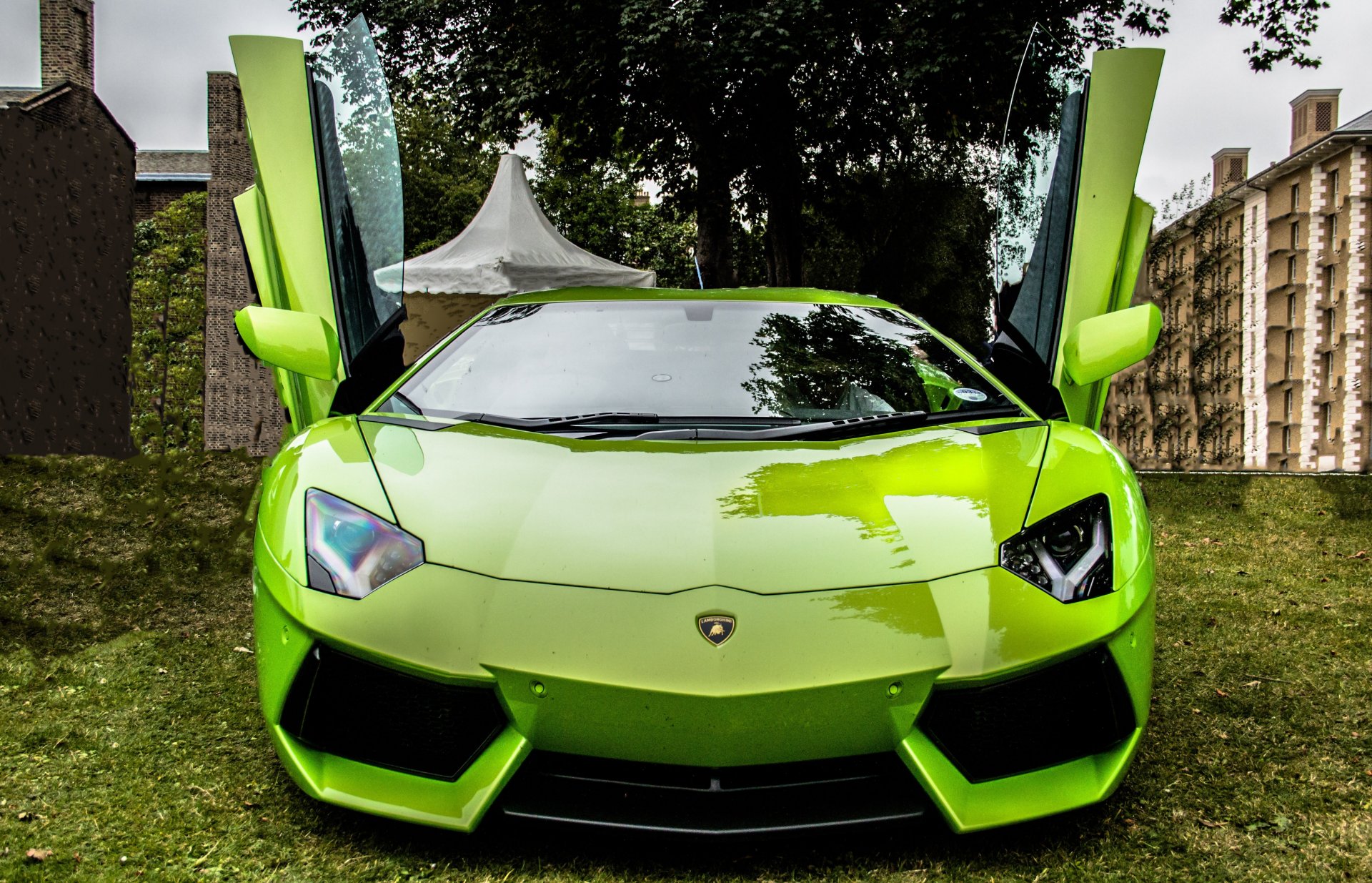 lamborghini aventador lp700-4 verde lamborghini aventador frente puertas guillotina reflexión árboles