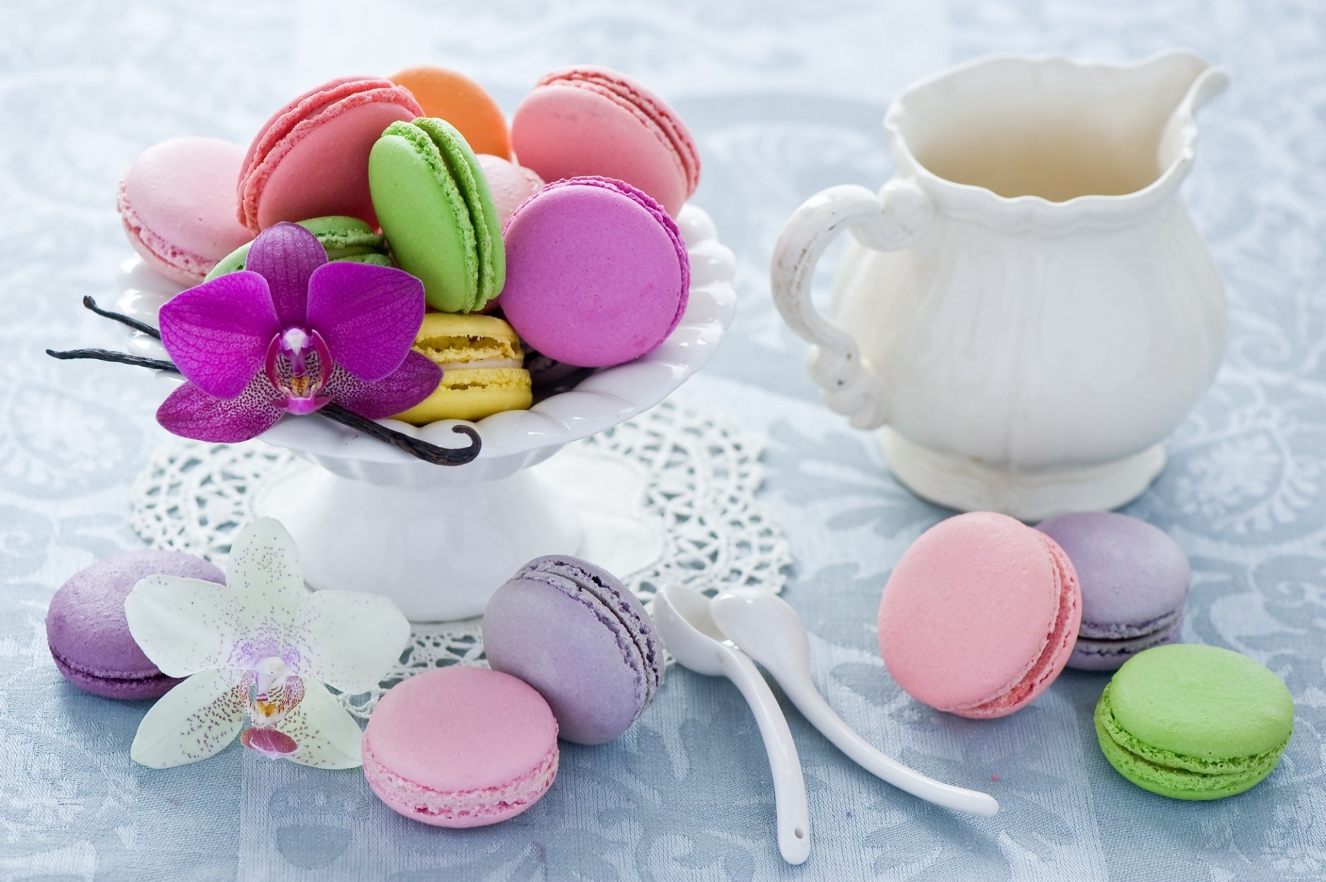 łyżki macaron deser makaronik biały zastawa stołowa różne różowy wielobarwne orchidea herbatniki dzbanek