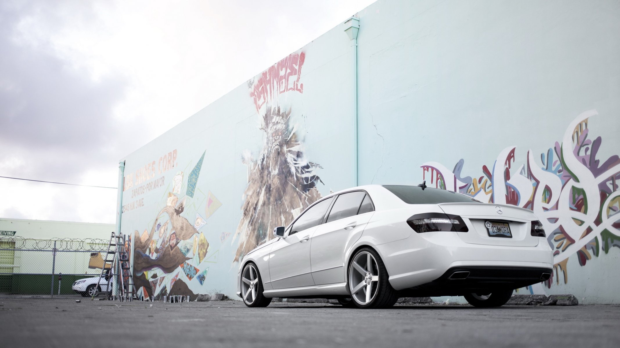 mercedes classe e tuning blanc graffiti arrière