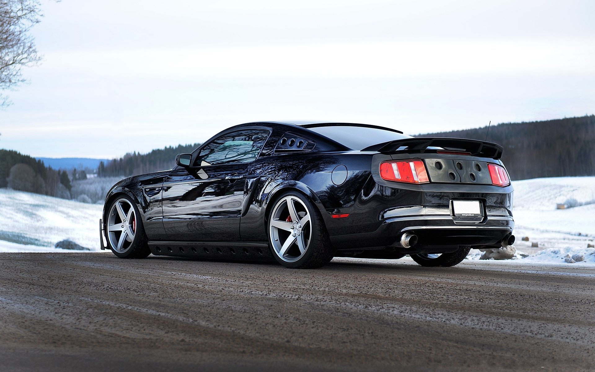 ford mustang noir arrière tuyaux d échappement route neige