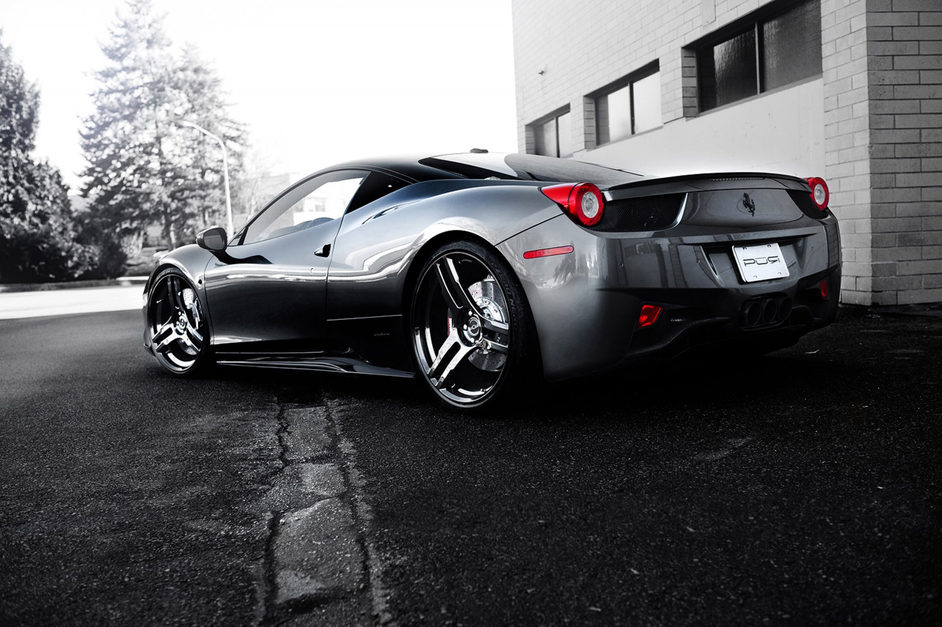 ferrari 458 italia argent roues ferrari italie argent vue arrière jantes noires bâtiment arbres