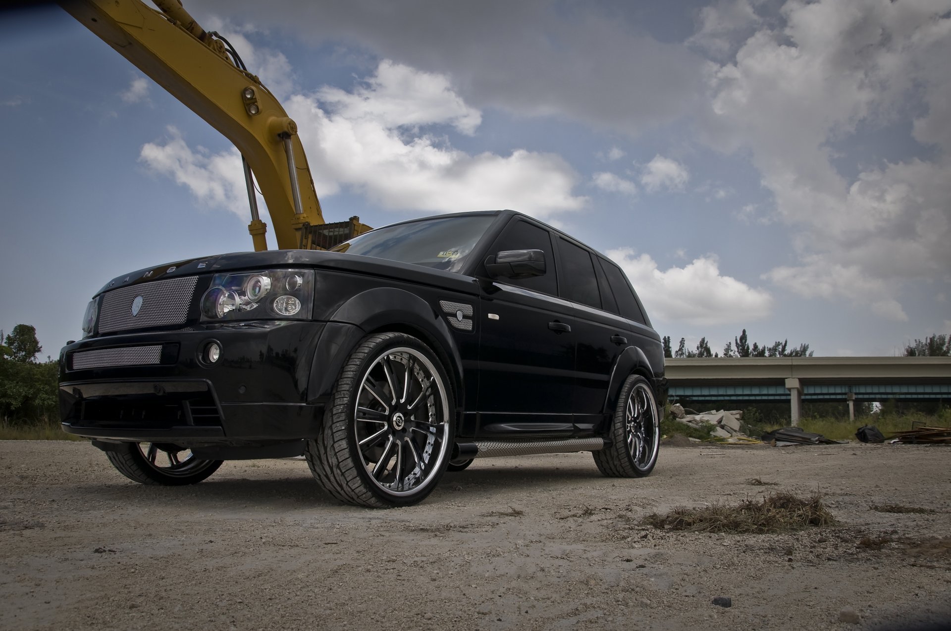 land rover range rover schwarz räder tuning land rover range rover getönt auspuffrohre felgen himmel wolken bäume