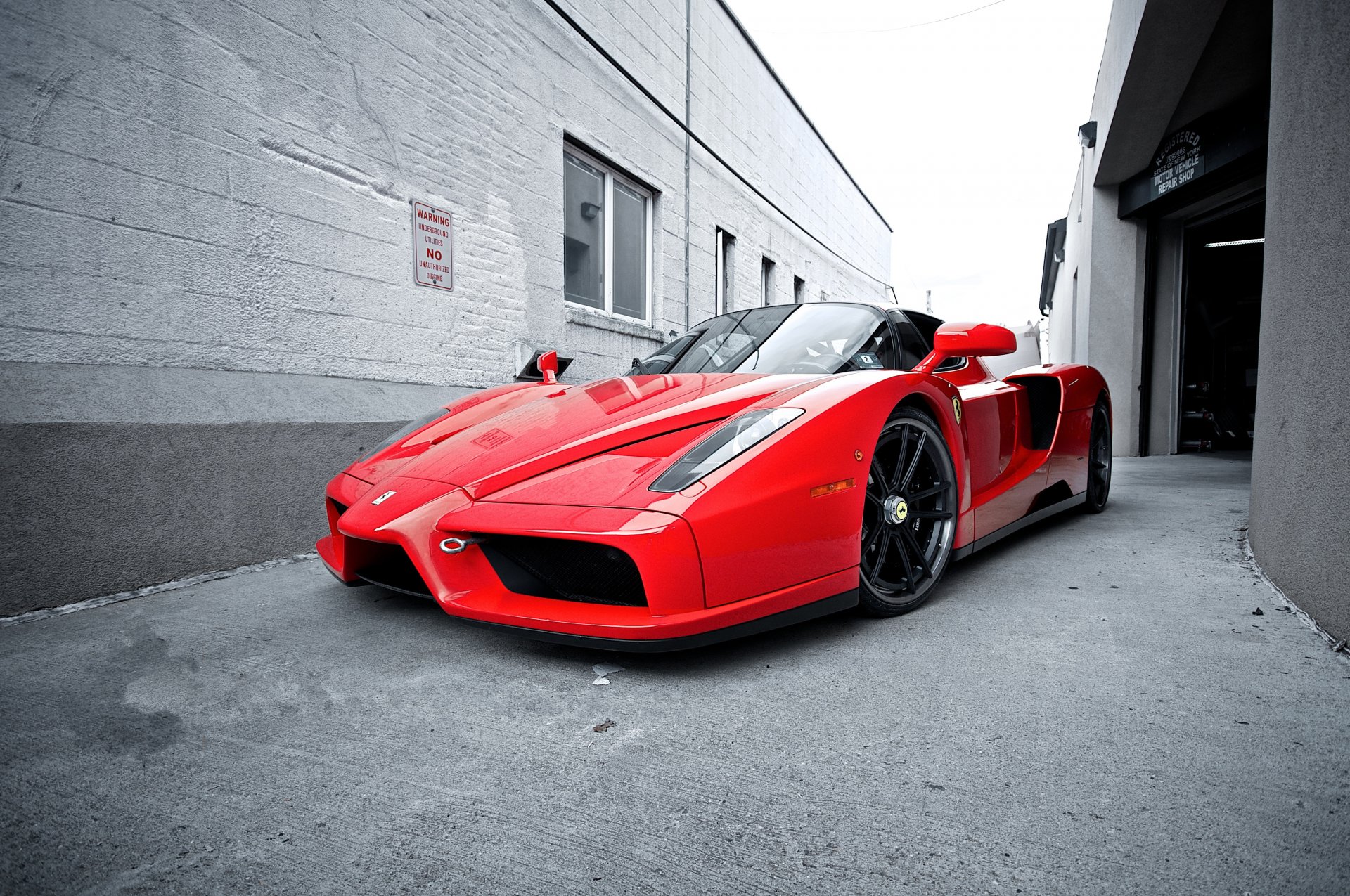 ferrari enzo red.side straße ferrari rot vorderansicht gasse gebäude fenster himmel