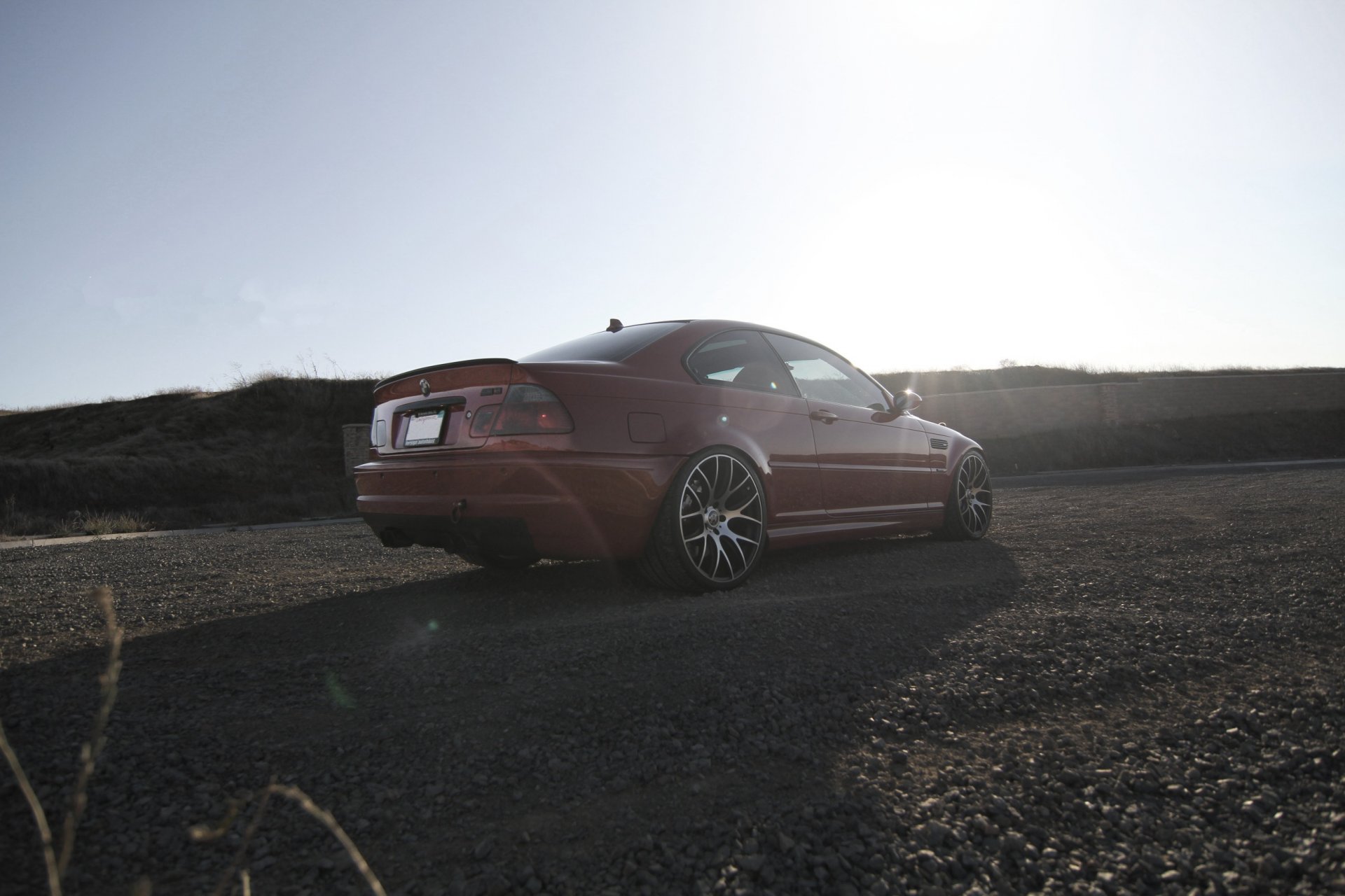 bmw m3 e46 rosso bmw rosso vista posteriore cerchi ghiaia ombra