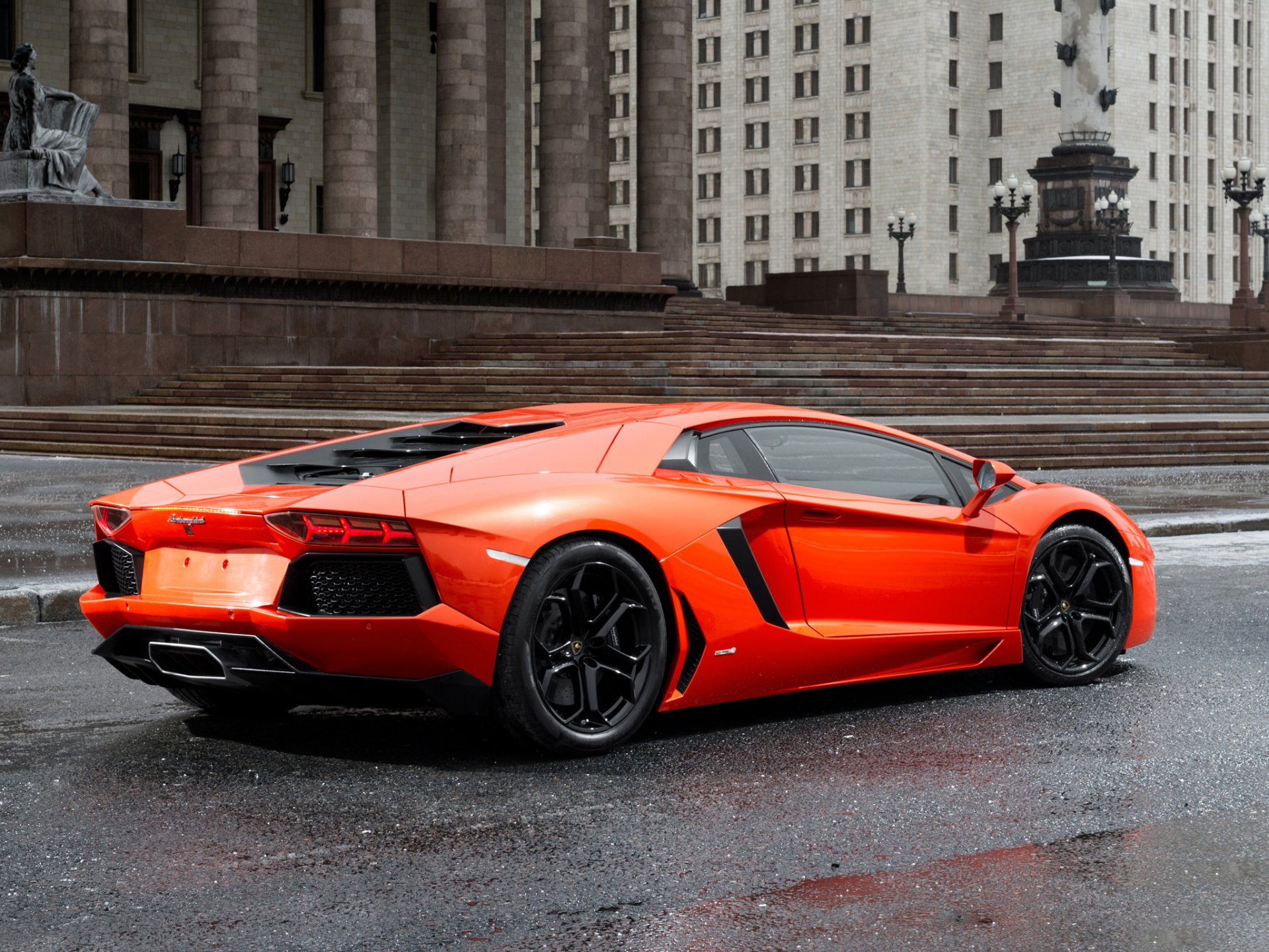 aventador lp700 - 4 lamborghini pomarańczowy lamborghini aventador pomarańczowy widok z tyłu budynki