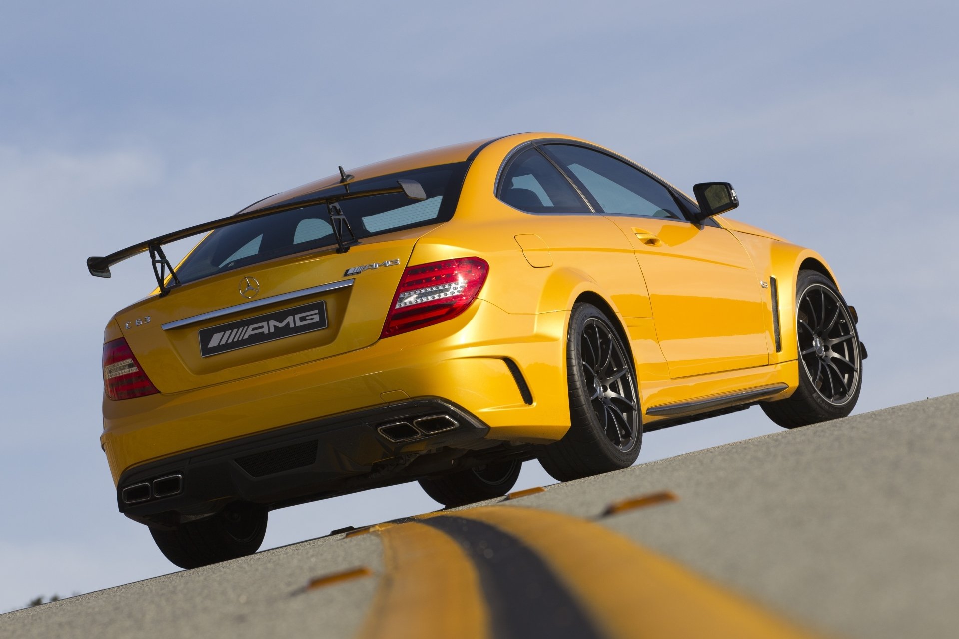 mercedes-benz c63 amg soiree serie negro mercedes c63 amg negro siries amarillo superdeportivo vista trasera pista de carreras marcado cielo