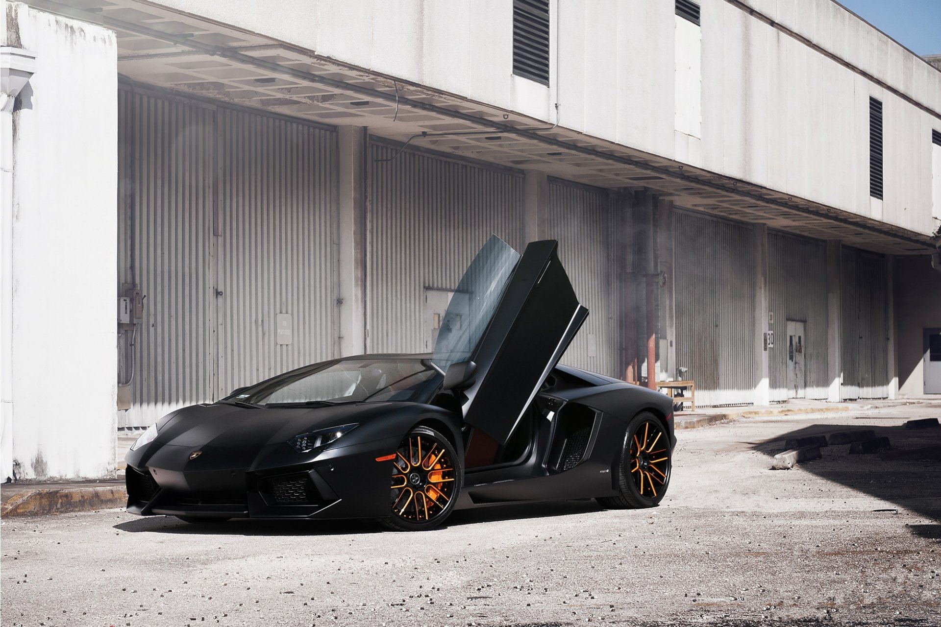 lamborghini aventador lp700-4 czarny lamborghini aventador widok z przodu drzwi gilotyna budynek