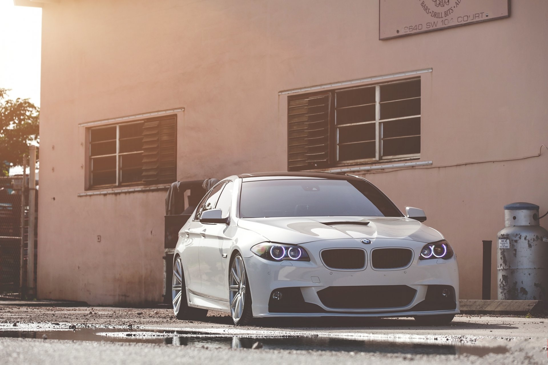 bmw 550i f10 blanco bmw frente luz del día charco