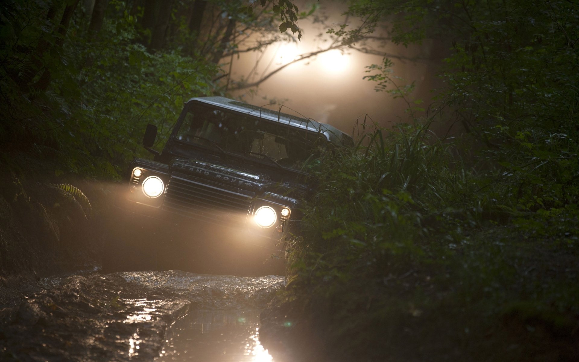 land rover defender land rover defender jeep suv.frente faros bosque.barro fondo