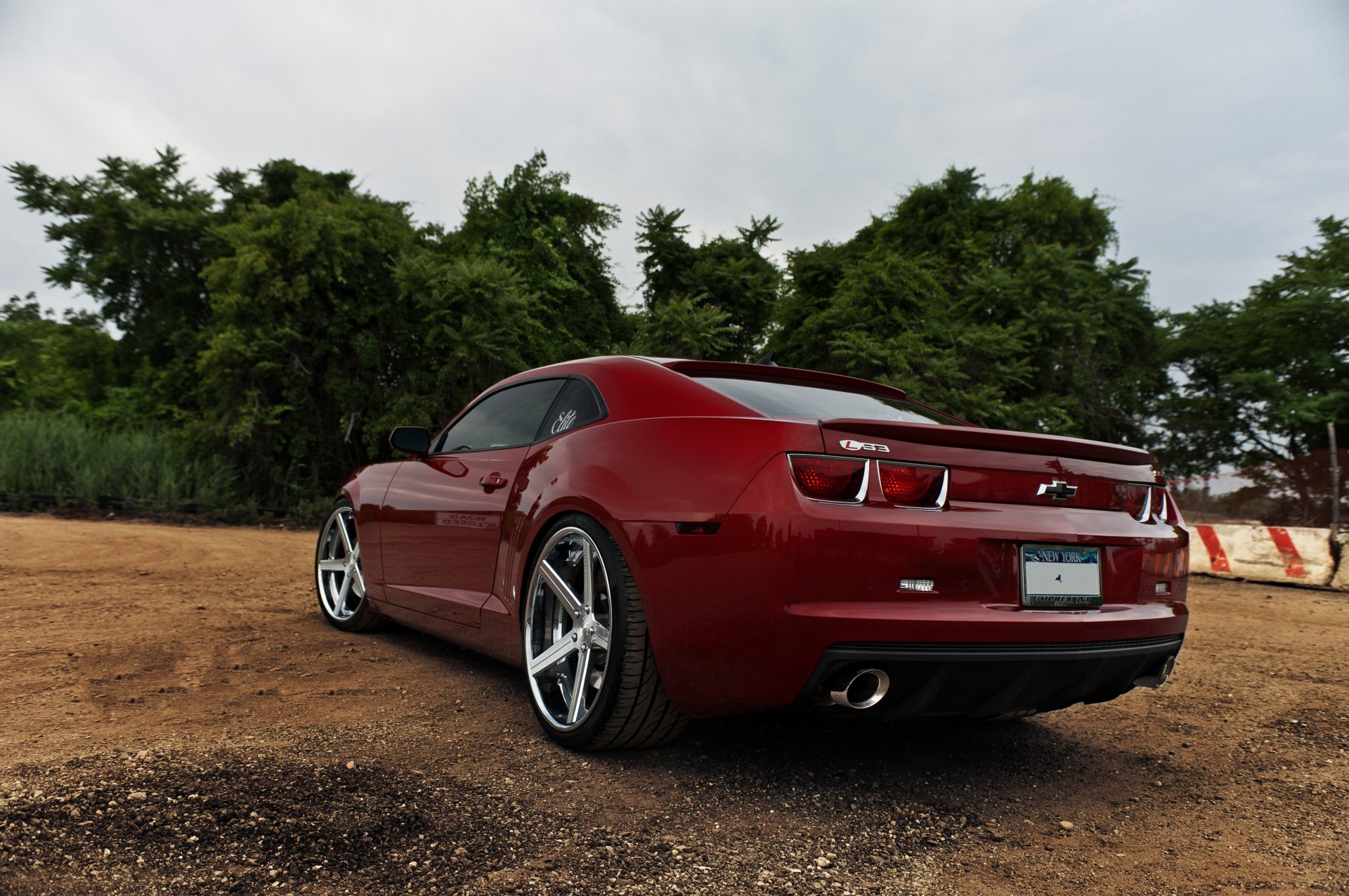 chevrolet camaro ss rojo chevrolet camaro ss rojo trasero cadáveres de escape luces traseras