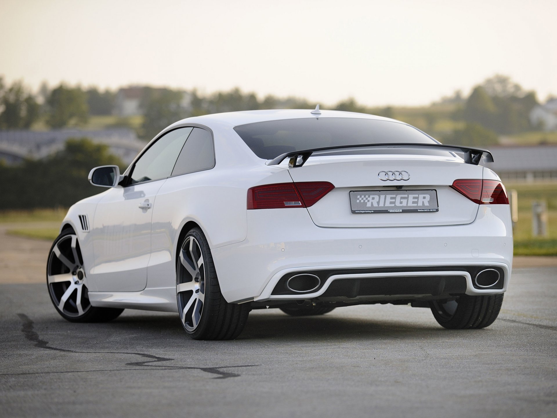 rieger audi a5 s-line coupé audi vista posteriore tuning bianco cerchi sfondo