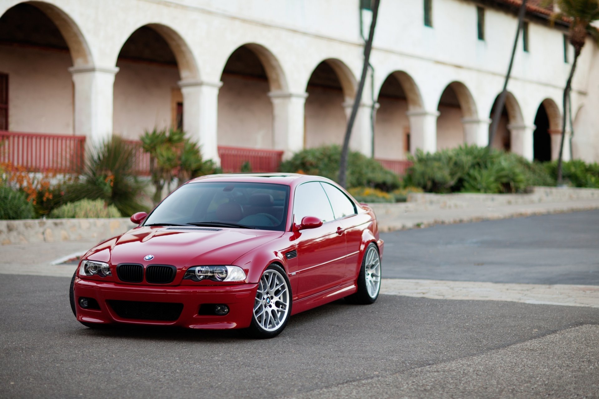 bmw m3 e46 rot bmw rot coupe gebäude säulen bögen