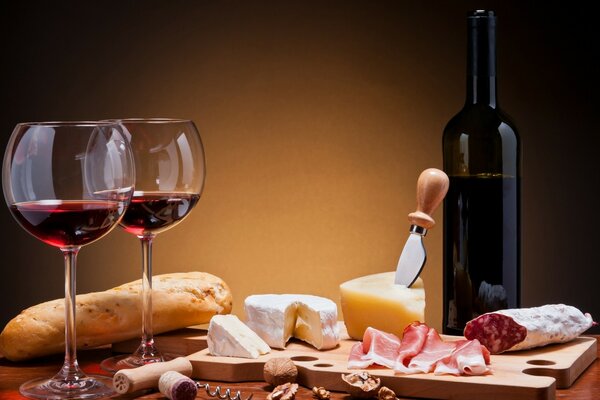 Бакалы с красным вином и кусочек сыра