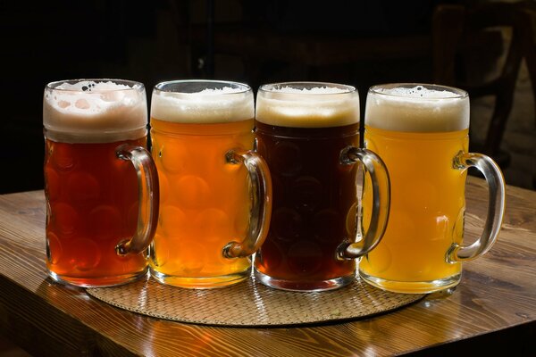 Birra schiumosa di diverse varietà