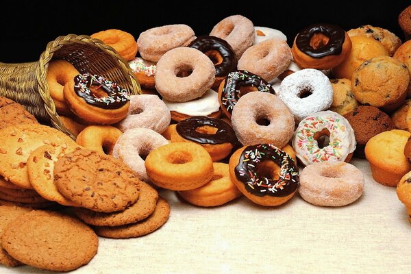 Beaucoup de beignets de biscuits et de muffins