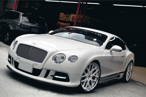 Bentley sintonizzata bianca nel garage