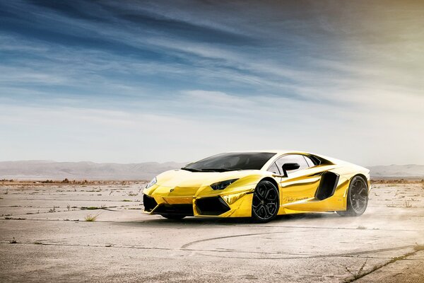 Goldenes Chrom Lamborghini in der Wüste