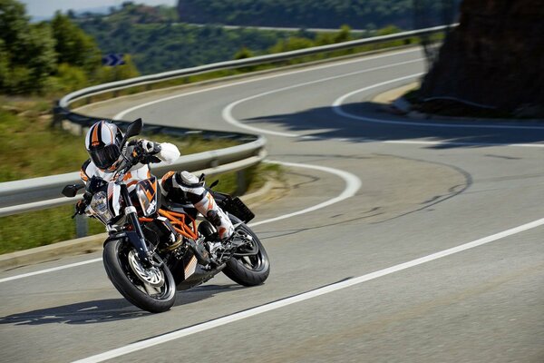 Vitesse moto duc 2013 se déplaçant sur la piste