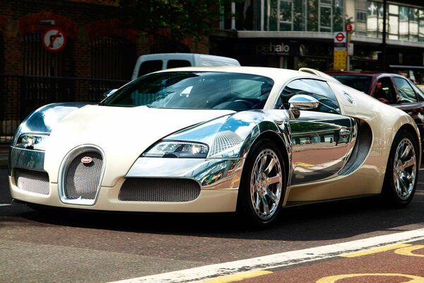 Bugatti veyron en el camino de la mañana en la ciudad