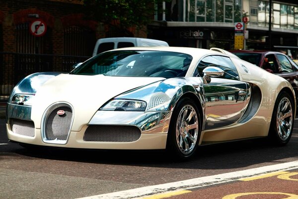 Bugatti veyron sulla strada del mattino in città