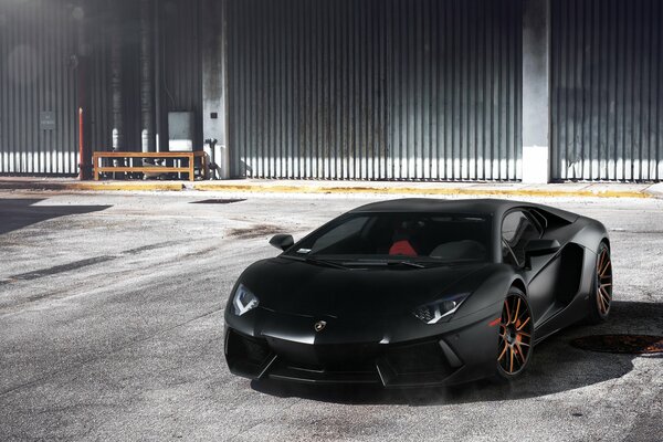 Lamborghini avenodor nero con dischi arancioni