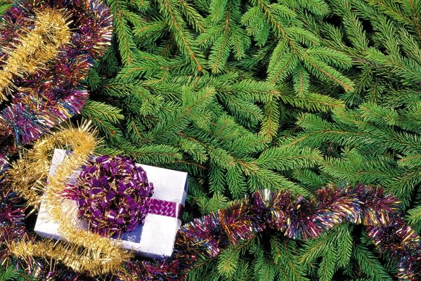 Estado de ánimo de año nuevo. Decoraciones en el árbol de Navidad