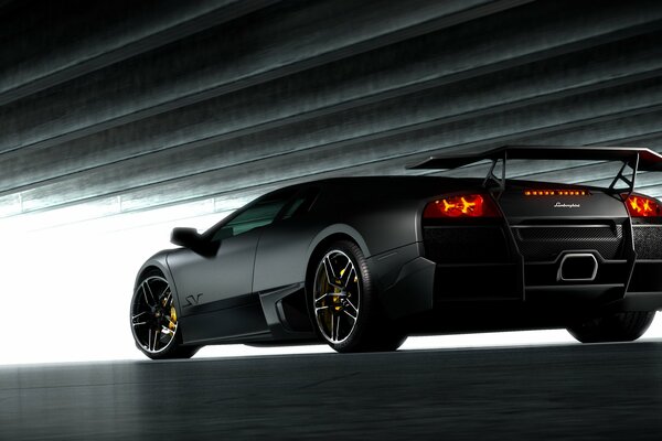 Schwarzer gebürsteter Lamborghini Rückansicht, niedrige Decke