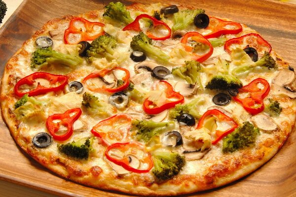 Итальянская овощная пицца с брокколи и перцем