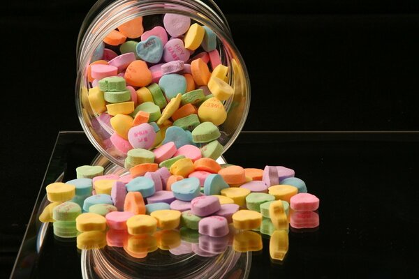 Яркие и безумно сладкие цветные конфеты в виде сердечка
