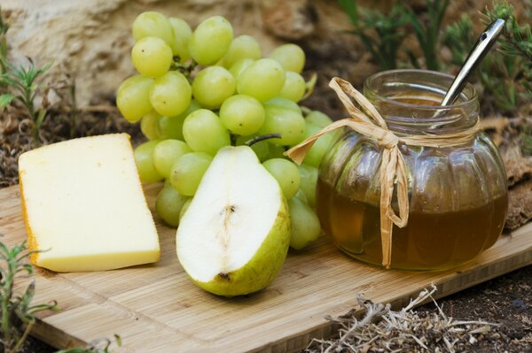 Fond d écran fruits fromage miel sur planche de bois